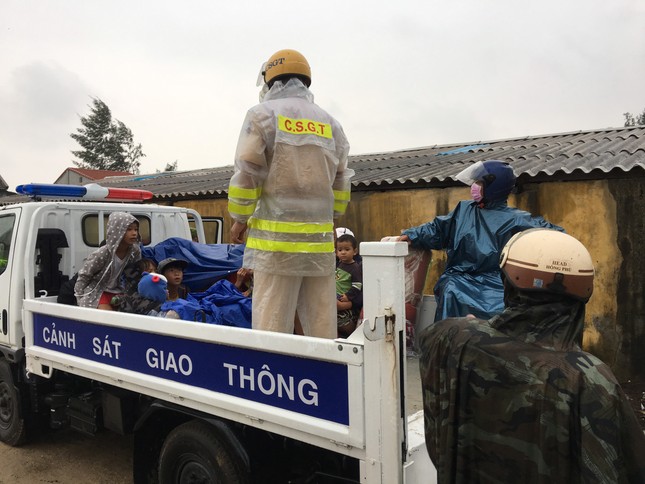 TT-Huế: Công an, quân đội đồng loạt ra quân đưa dân đi tránh bão ảnh 7