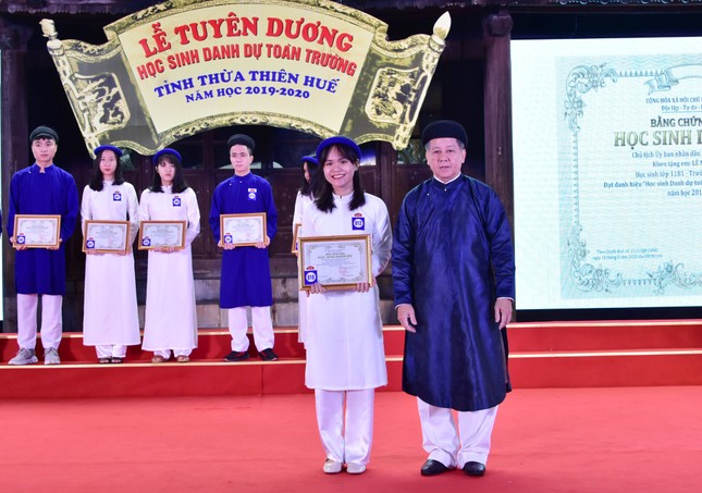Chủ tịch tỉnh cùng giáo viên, học sinh vận 'quốc phục' tại lễ tuyên dương ảnh 8