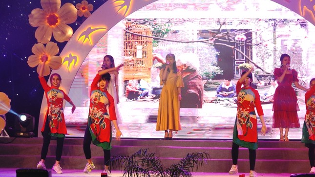 Pháo hoa rực sáng bầu trời, Việt Nam bước sang năm mới 2021 ảnh 73