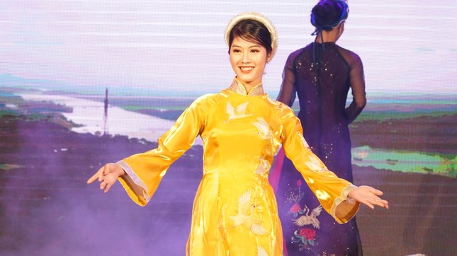 Pháo hoa rực sáng bầu trời, Việt Nam bước sang năm mới 2021 ảnh 70