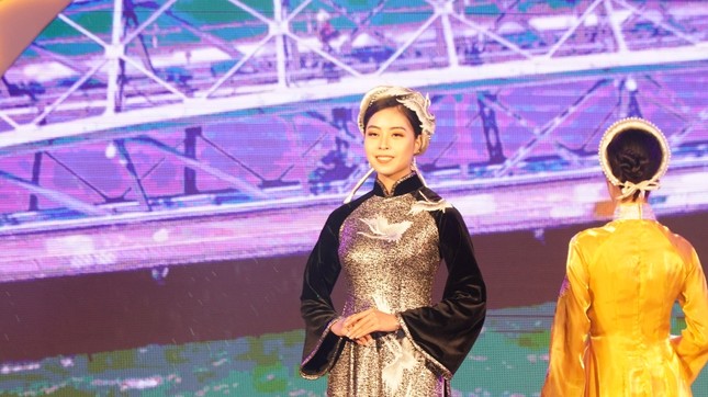 Pháo hoa rực sáng bầu trời, Việt Nam bước sang năm mới 2021 ảnh 71