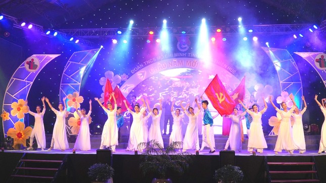 Pháo hoa rực sáng bầu trời, Việt Nam bước sang năm mới 2021 ảnh 68