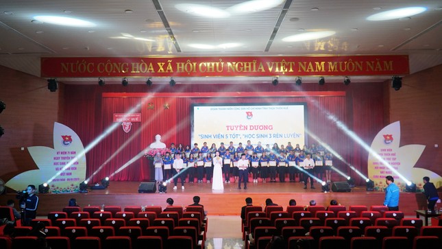 Tỉnh Đoàn TT-Huế tuyên dương 'sinh viên 5 tốt, học sinh 3 rèn luyện' ảnh 7