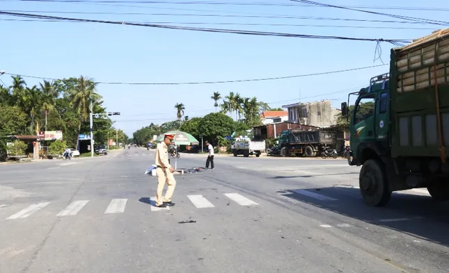 Đèn giao thông tắc tử, xe tải tông chết nam thanh niên ảnh 1