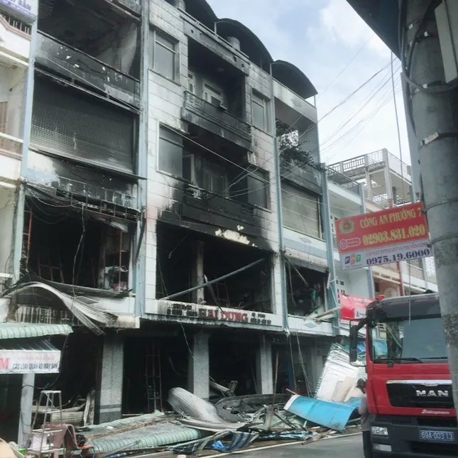 Nhiều người liều mình nhảy lầu thoát thân trong vụ cháy lớn tại Cà Mau ảnh 1