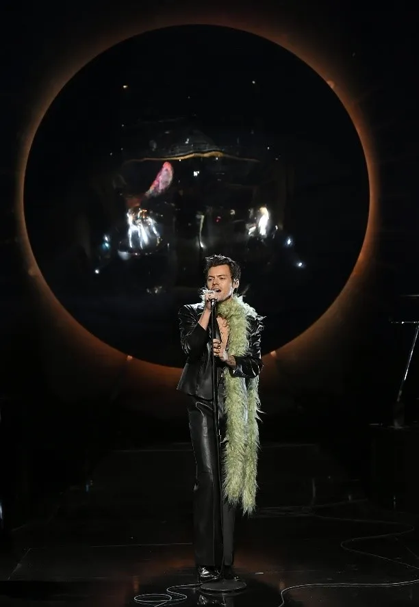 Lễ trao giải Grammys 2021: Taylor Swift, Dua Lipa, Harry Styles không ra về tay trắng ảnh 3