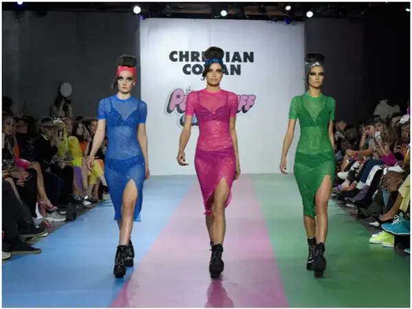 Một thành viên nhà Kardashian bị tố đăng bán chiếc váy mà nhà thiết kế cho mượn ảnh 3