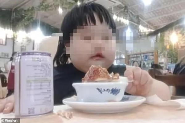 Phẫn nộ với cặp bố mẹ ép con gái 3 tuổi ăn để quay clip đăng lên mạng kiếm tiền ảnh 2