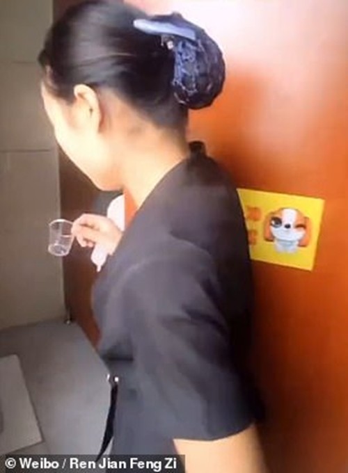 Để chứng minh là mình cọ rất sạch, cô nhân viên lau dọn uống nước từ toilet mình vừa cọ ảnh 1