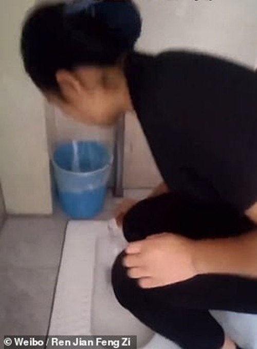 Để chứng minh là mình cọ rất sạch, cô nhân viên lau dọn uống nước từ toilet mình vừa cọ ảnh 2