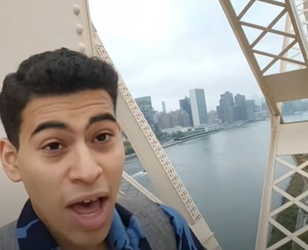 Thanh niên leo lên cột cầu cao chót vót làm loạn giờ tan tầm, hóa ra để quay livestream ảnh 3