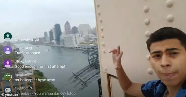 Thanh niên leo lên cột cầu cao chót vót làm loạn giờ tan tầm, hóa ra để quay livestream ảnh 2