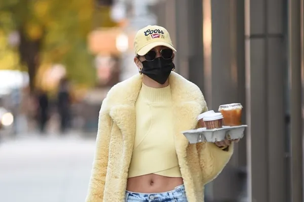 Mặc item đồ hiệu, giá hàng trăm triệu mà vợ Justin Bieber bị chê “áo như cây lau nhà“ ảnh 1