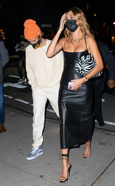 Mặc item đồ hiệu, giá hàng trăm triệu mà vợ Justin Bieber bị chê “áo như cây lau nhà“ ảnh 4