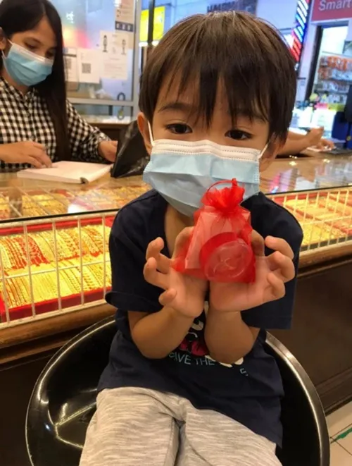Đây mới là “con nhà người ta”: Cậu bé 6 tuổi dùng hết tiền sinh nhật để mua vàng tặng mẹ ảnh 2