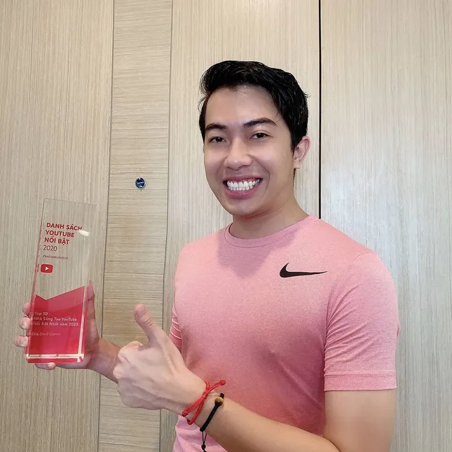 Lầy như Cris Devil Gamer: Lấy kẹp tóc của vợ tạo dáng nhận cúp Top 10 YouTube Creator 2020 ảnh 1