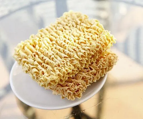 Nhiều người vô tư ăn mỳ tôm mà không biết có thể mắc 'cả tỷ bệnh nguy hiểm' ảnh 2