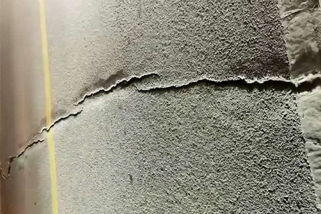 Xuất hiện vết nứt kéo dài, tạm dừng lưu thông qua cầu Ka Long ảnh 1