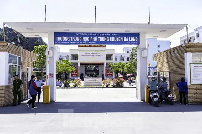 [TRỰC TIẾP]: Thí sinh đi xe lăn đến làm thủ tục thi tốt nghiệp ảnh 4