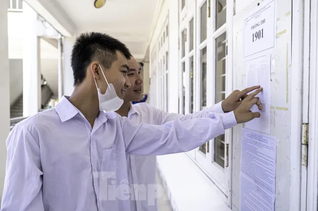 [TRỰC TIẾP]: Thí sinh đi xe lăn đến làm thủ tục thi tốt nghiệp ảnh 5