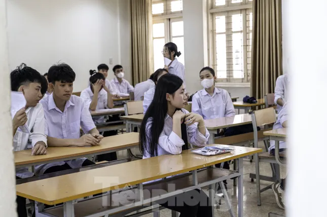 [TRỰC TIẾP]: Thí sinh đi xe lăn đến làm thủ tục thi tốt nghiệp ảnh 6