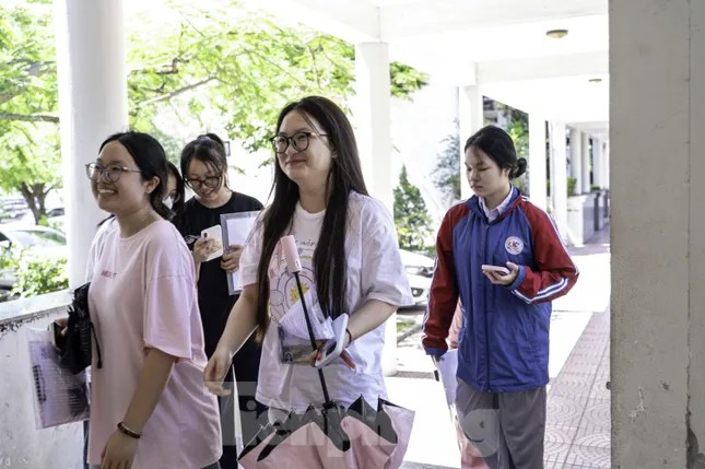 [TRỰC TIẾP]: Thí sinh đi xe lăn đến làm thủ tục thi tốt nghiệp ảnh 3