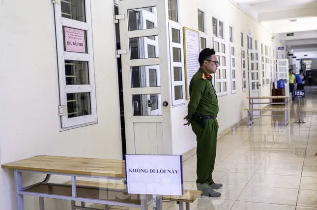 [TRỰC TIẾP]: Thí sinh đi xe lăn đến làm thủ tục thi tốt nghiệp ảnh 8