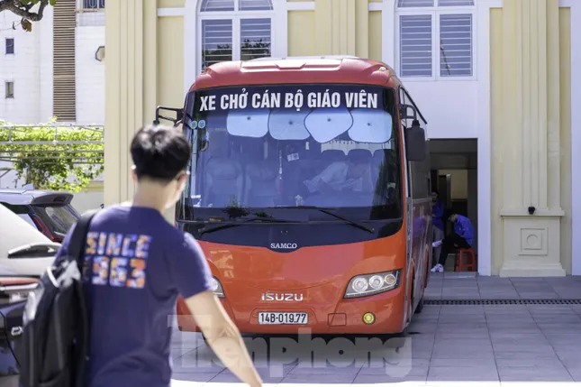 [TRỰC TIẾP]: Thí sinh đi xe lăn đến làm thủ tục thi tốt nghiệp ảnh 9