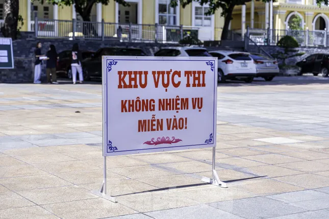 Sỹ tử hoàn thành bài Ngữ Văn, đề dễ thở, thí sinh phấn khởi ảnh 45