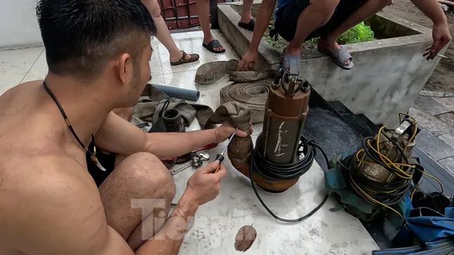 Mưa xối xả, nước cuốn như thác, hầm chung cư ở Hạ Long &apos;chết chìm&apos; ảnh 6