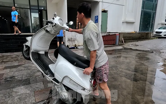Mưa xối xả, nước cuốn như thác, hầm chung cư ở Hạ Long &apos;chết chìm&apos; ảnh 11