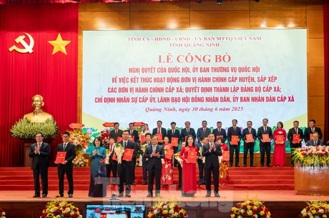 Bí thư Tỉnh Đoàn Quảng Ninh được trao quyết định bổ nhiệm làm Bí thư Đảng ủy xã ảnh 1
