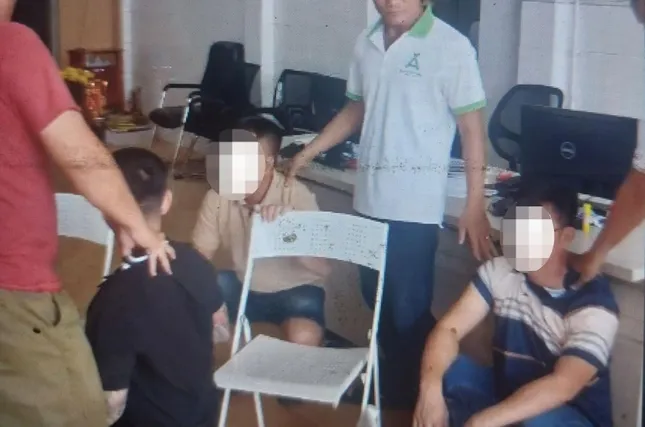 Nhiều cảnh sát ập vào văn phòng công chứng ở Bình Dương bắt nhóm nghi lừa đảo - Ảnh 2. Nhiều cảnh sát ập vào văn phòng công chứng ở Bình Dương bắt nhóm nghi lừa đảo - Ảnh 2.
