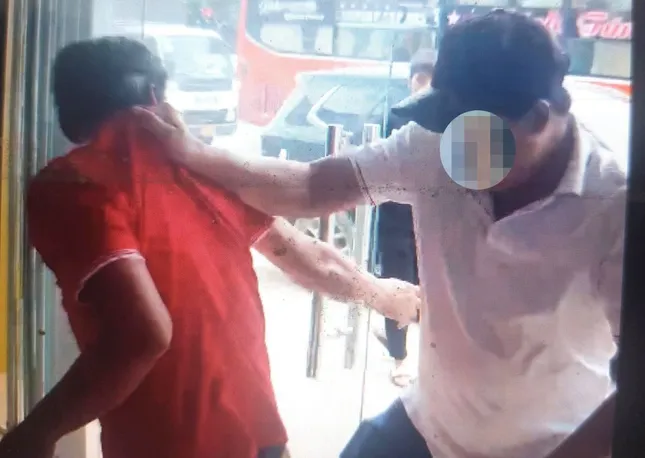 Nhiều cảnh sát ập vào văn phòng công chứng ở Bình Dương bắt nhóm nghi lừa đảo - Ảnh 1. Nhiều cảnh sát ập vào văn phòng công chứng ở Bình Dương bắt nhóm nghi lừa đảo - Ảnh 1.
