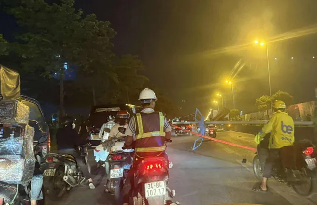 Hà Nội: Cột đèn đổ ra đường, một người tử vong ảnh 2