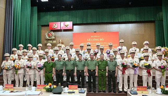 Bộ trưởng Bộ Công an trao quyết định cho 23 Giám đốc công an địa phương sau sáp nhập ảnh 3