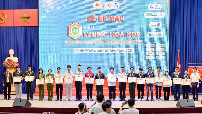 Sinh viên ĐH Duy Tân giành các giải thưởng cao nhất tại Olympic Hóa học Toàn quốc 2025 ảnh 3
