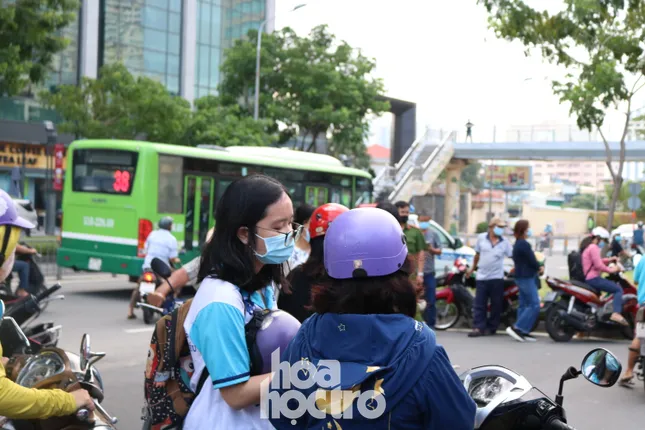 Phỏng vấn nhanh phụ huynh chờ con thi môn Văn tốt nghiệp THPT: Tự tin con đạt 26 điểm ảnh 7