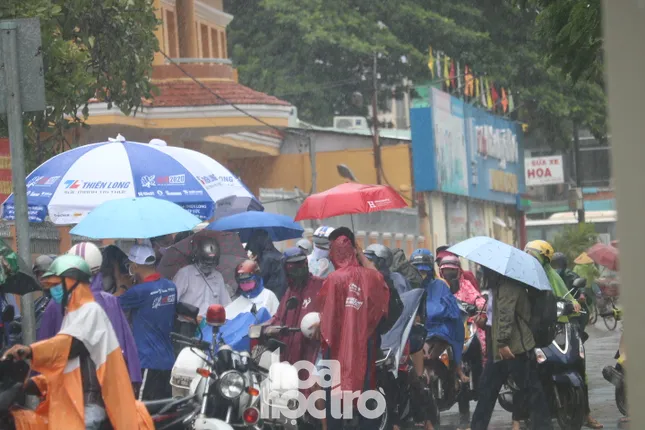 Mưa to ngày thi Toán: “Soái ca”, “soái tỷ” đưa chiếc ô làm trái tim teen 2K2 “có cầu vồng“ ảnh 2