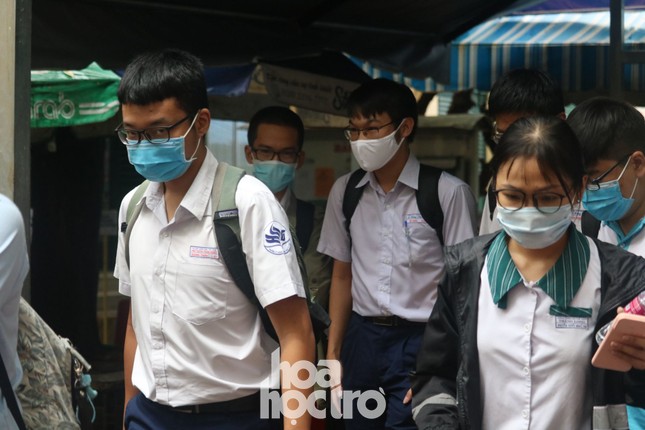 Kết thúc buổi thi sáng 10/8: Sinh học và Lịch sử đứng đầu về độ khó của 2 bài thi ảnh 1