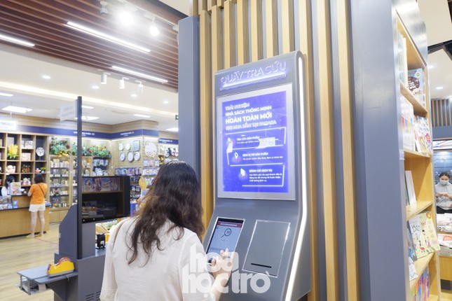 Sài Gòn có “nhà sách thông minh” đầu tiên, bạn biết cách “check-in” chưa? ảnh 4