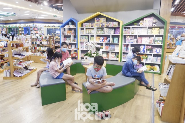 Sài Gòn có “nhà sách thông minh” đầu tiên, bạn biết cách “check-in” chưa? ảnh 1