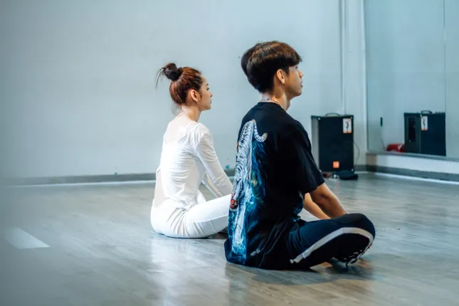 Quang Đăng hướng dẫn Chi Pu thực hiện vũ đạo “Cung đàn vỡ đôi” trong phòng tập ảnh 1