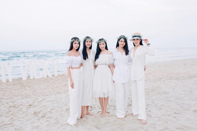 Trước khi khóa Facebook, Jolie Nguyễn từng vướng nhiều thị phi khi tham gia showbiz ảnh 2