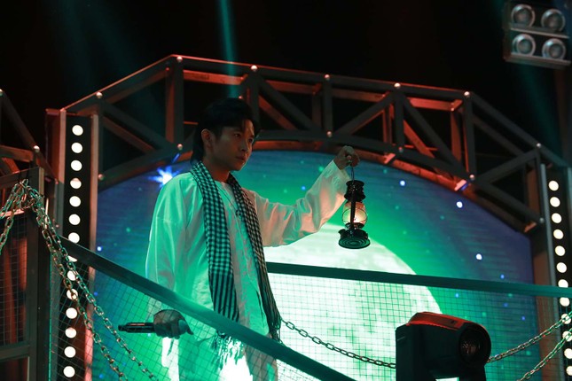 Rap Việt tập 2: Giải mã tiết mục của Ricky Star - thí sinh đầu tiên nhận được 4 “nón vàng” ảnh 1