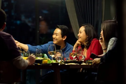 “Tiệc Trăng Máu” thu 45 tỷ đồng, thiết lập lại thói quen ra rạp xem phim của khán giả Việt ảnh 4