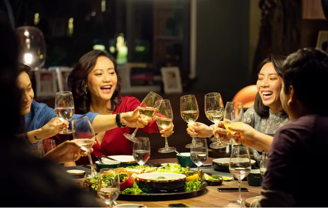 “Tiệc Trăng Máu” thu 45 tỷ đồng, thiết lập lại thói quen ra rạp xem phim của khán giả Việt ảnh 1