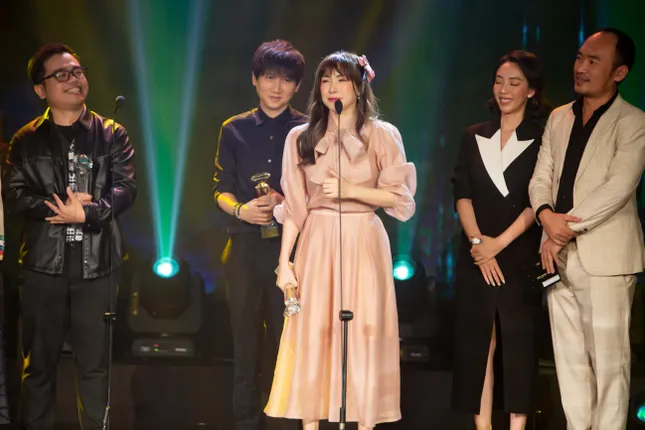 “Làn sóng xanh 2020“: Binz, Jack, Amee thắng “đậm”, Hòa Minzy nức nở khi lần đầu nhận giải ảnh 6