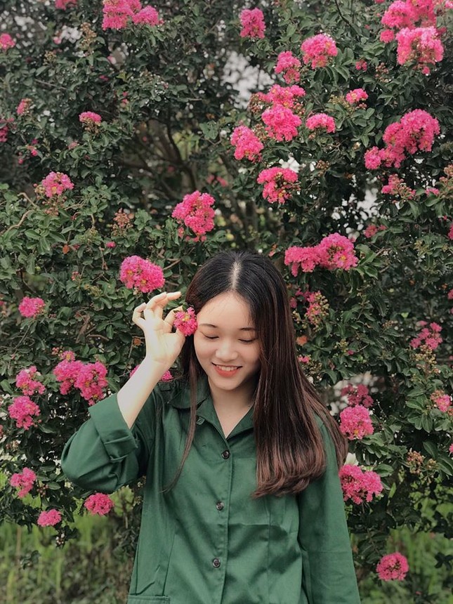 Dàn “nam thanh nữ tú” Đại học Kinh tế Quốc dân gợi ý tip chụp ảnh xinh trong kỳ quân sự ảnh 9