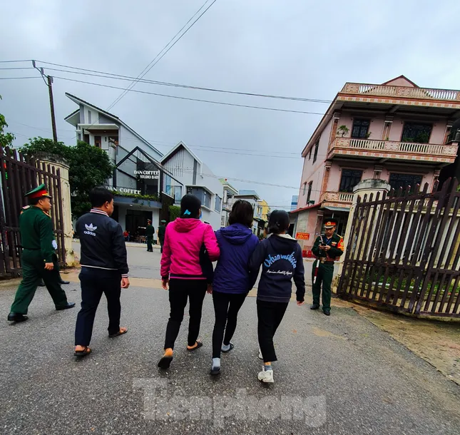 'Ngủ đi con, ngày mốt quê mình hết bão, cha mẹ đưa con về nhà' ảnh 2